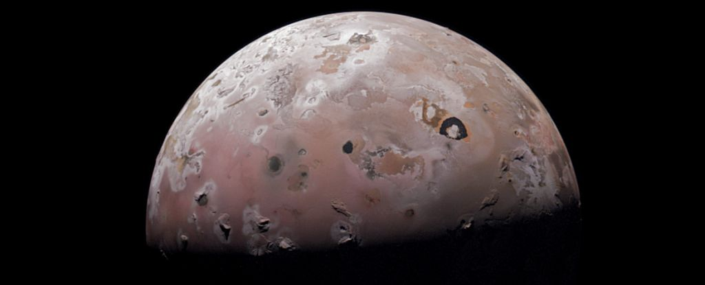 Проліт Юнони показав вулканічний супутник Юпітера в приголомшливих деталях