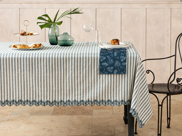 Виведе навіть безнадійні плями після застілля: як зробити домашній плямовивідник для скатертини. Лайфхак