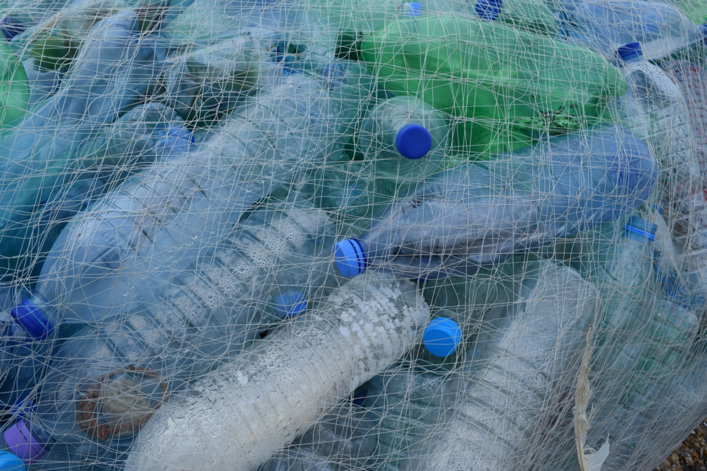 У бутильованій питній воді знайшли сотні тисяч частинок мікропластику