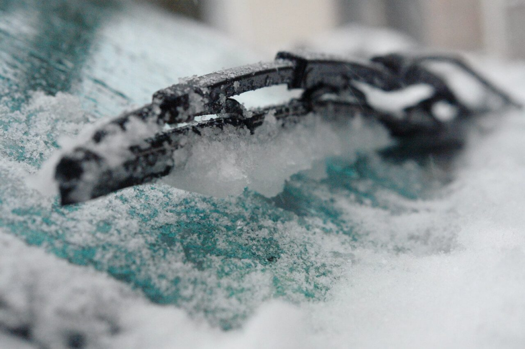 Що робити водієві, коли в автомобілі замерзли “двірники”