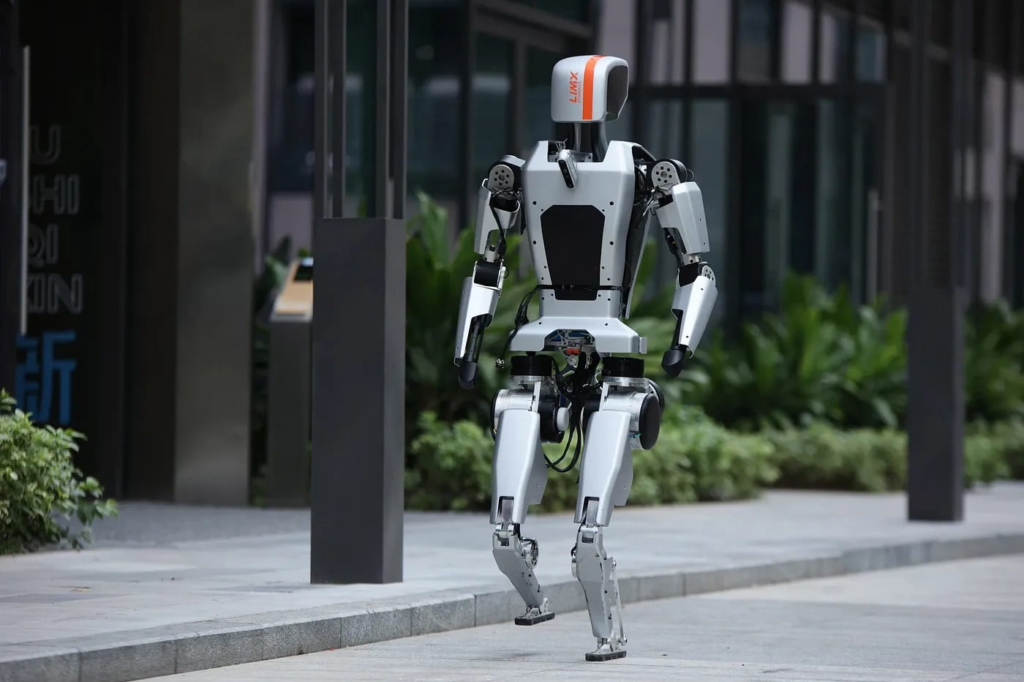 Оцінює місцевість в реальному часі: у Китаї показали робота-гуманоїда, який вміє самостійно долати сходи