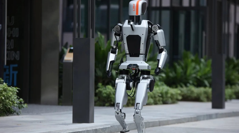 Оцінює місцевість в реальному часі: у Китаї показали робота-гуманоїда, який вміє самостійно долати сходи