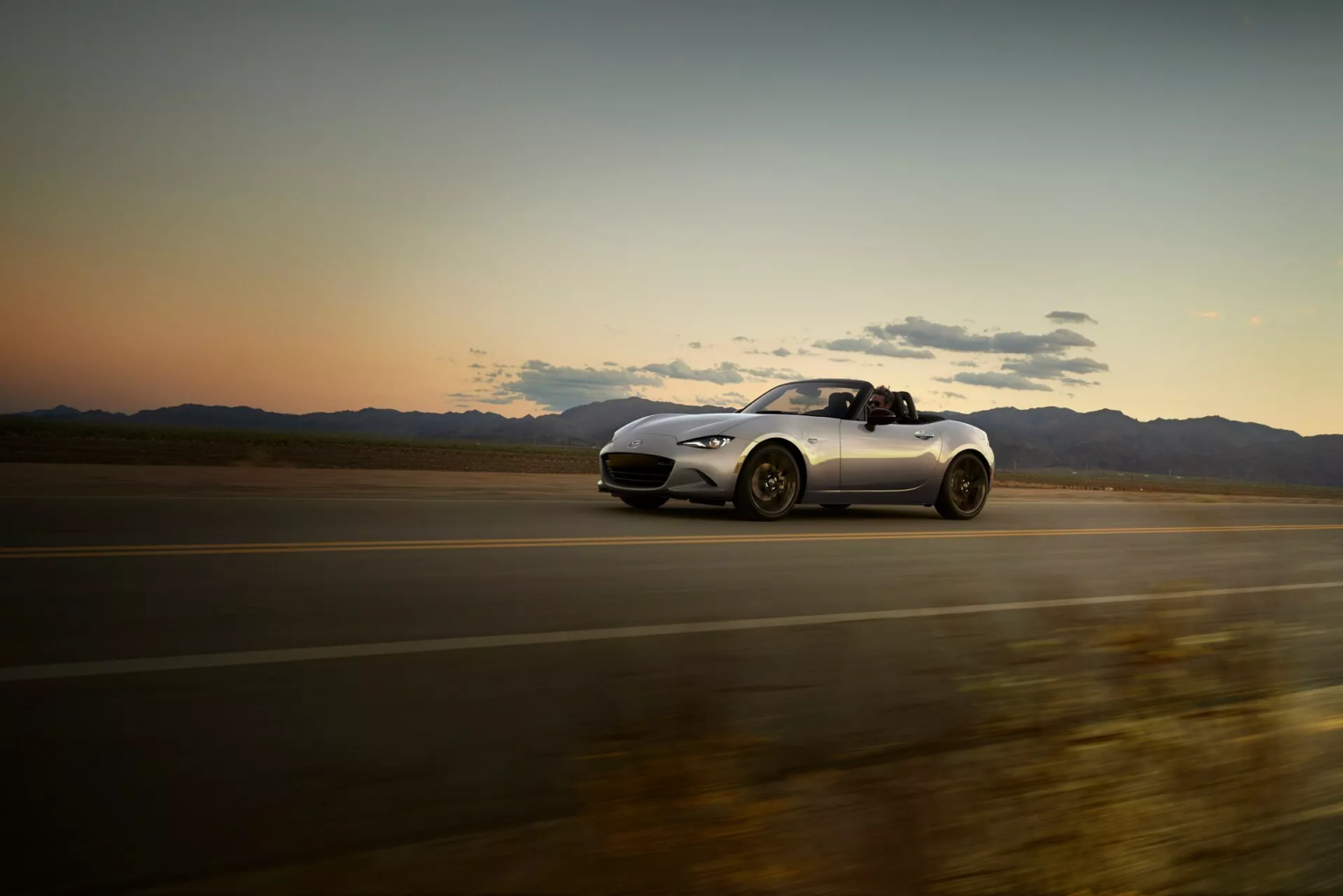 Оновлена Mazda MX-5 Miata 2024 року отримала нові фари, інформаційно-розважальну систему та багато іншого