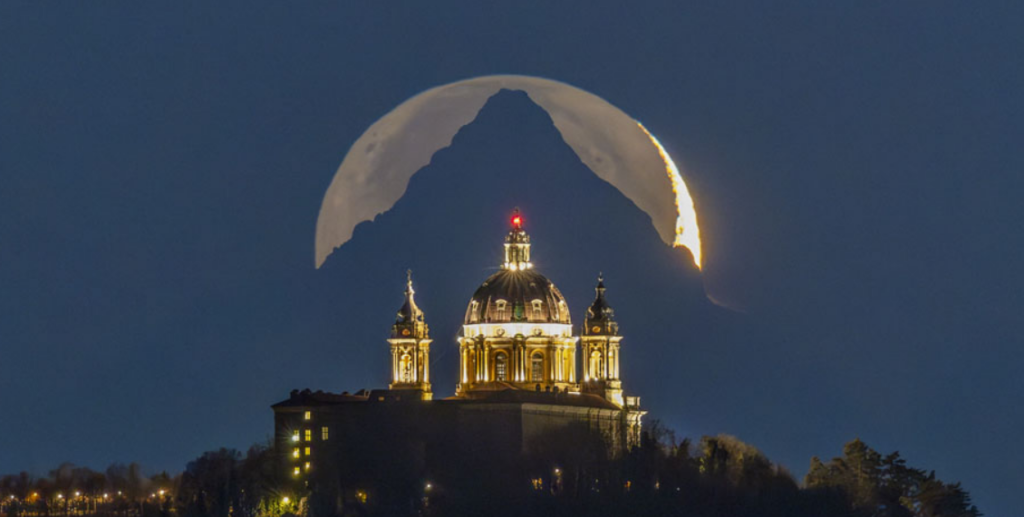 NASA оцінило: італійський фотограф ідеально зняв Місяць над Італією (фото)