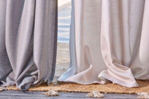 Як швидко та без клопоту почистити штори, не знімаючи їх з карнизу