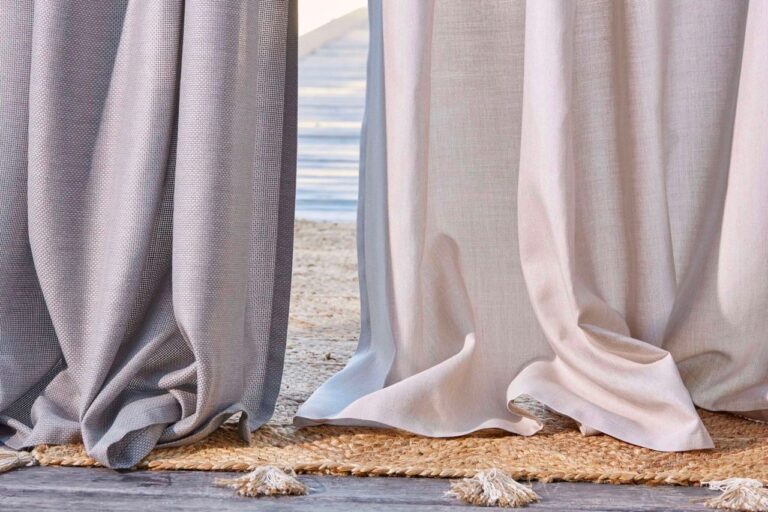 Як швидко та без клопоту почистити штори, не знімаючи їх з карнизу