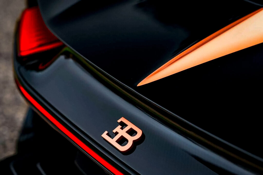 Компанія Bugatti підтвердила, що представить новий гіперкар у 2024 році