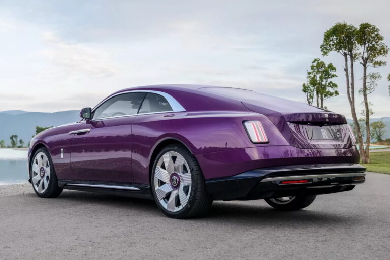 Rolls-Royce відкликає новітній Spectre через проблеми з проводкою