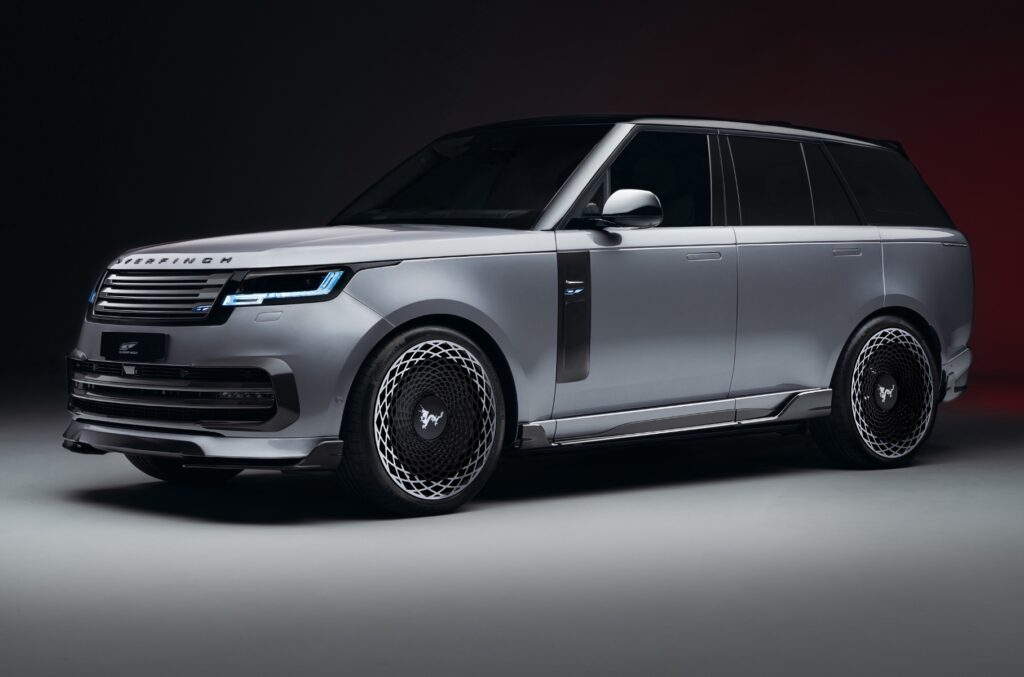 Позашляховик Range Rover прикрасили до китайського Нового року