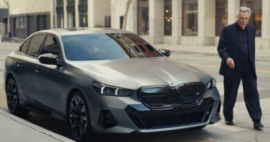 BMW зняла в рекламі електроседана i5 знаменитого актора Крістофера Вокена