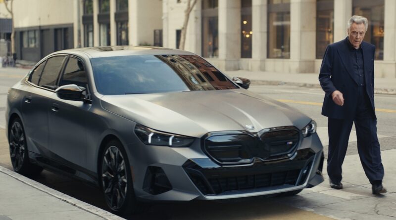 BMW зняла в рекламі електроседана i5 знаменитого актора Крістофера Вокена