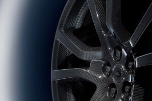 Land Rover оголосив про ажіотажний попит на карбонові колеса