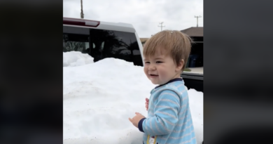 Подарунок у кузові: чоловік проїхав майже 140 км, щоб показати перший сніг правнуку (відео)