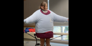 Дівчина одягла 45 светрів одночасно, щоб побити рекорд (Відео)