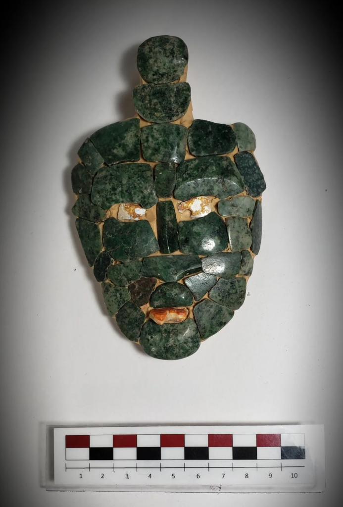 З покинутої стародавньої піраміди майя знайшли нефритову маску віком 1 700 років