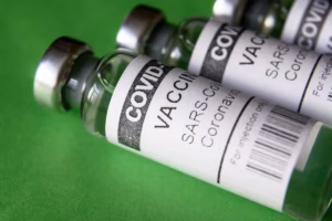 Новітні щеплення від COVID-19 підвищують захист від симптомів інфекції на 54 відсотки