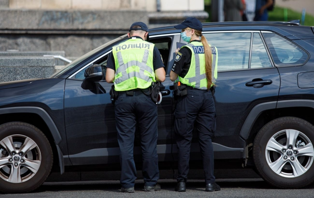 Безпідставна зупинка авто поліцією: як поводитись водіям в Україні