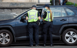 Безпідставна зупинка авто поліцією: як поводитись водіям в Україні