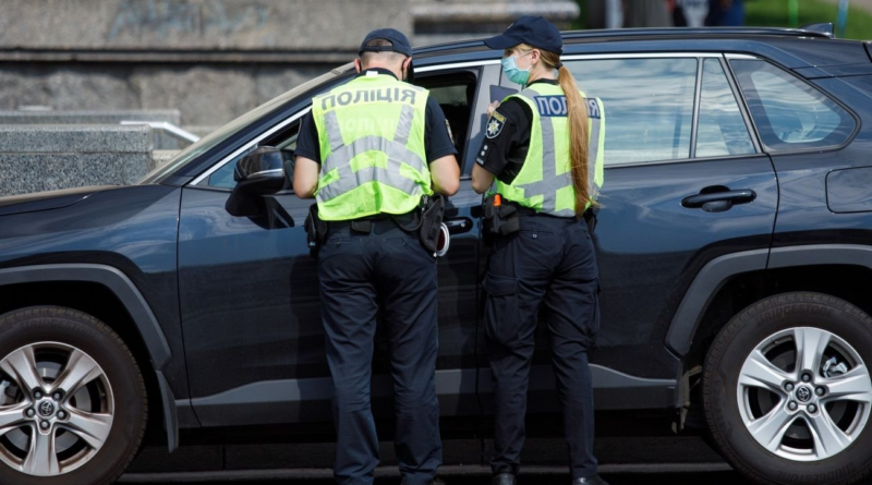 Безпідставна зупинка авто поліцією: як поводитись водіям в Україні