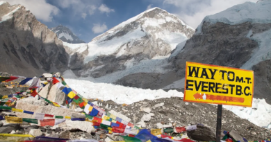 Альпіністи з Евересту забиратимуть свої відходи, бо гора починає неприємно пахнути