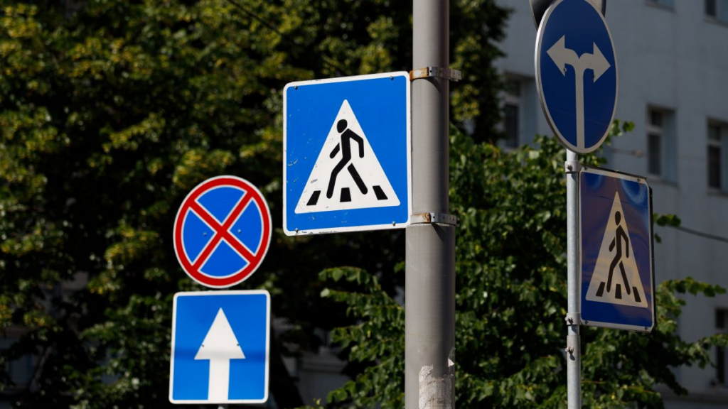 В Україні ввели три нові дорожні знаки: внесено зміни до правил дорожнього руху