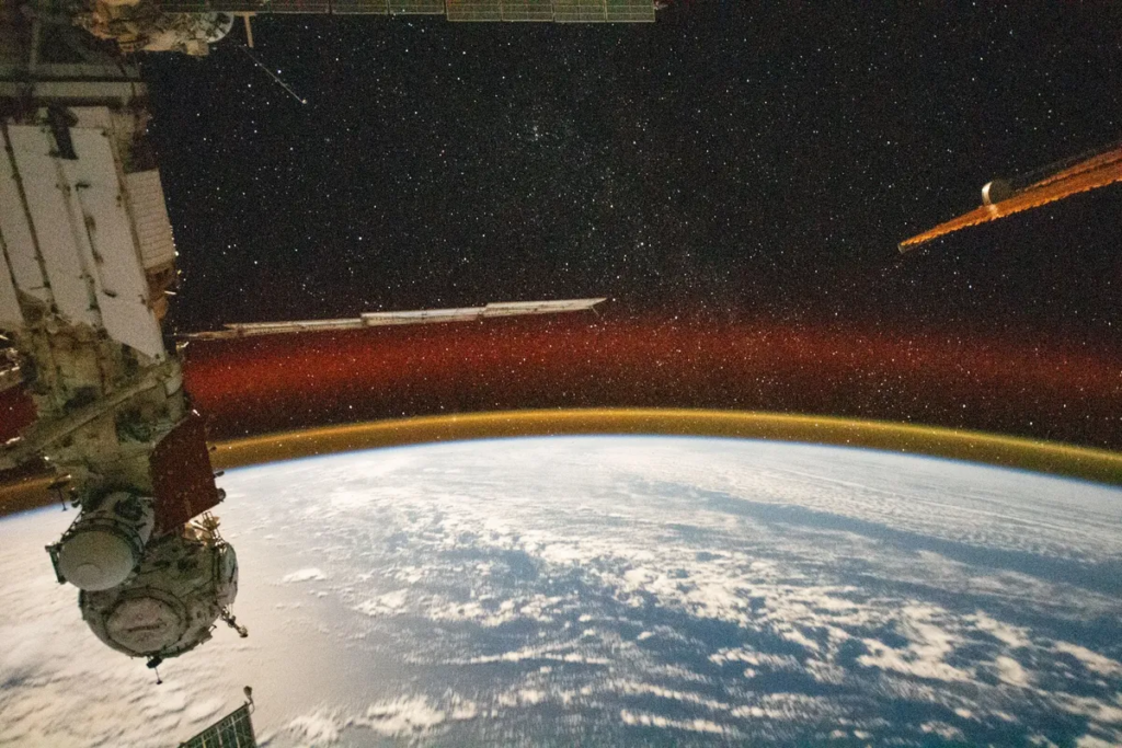 Астронавт сфотографував вид на світіння Землі з космосу
