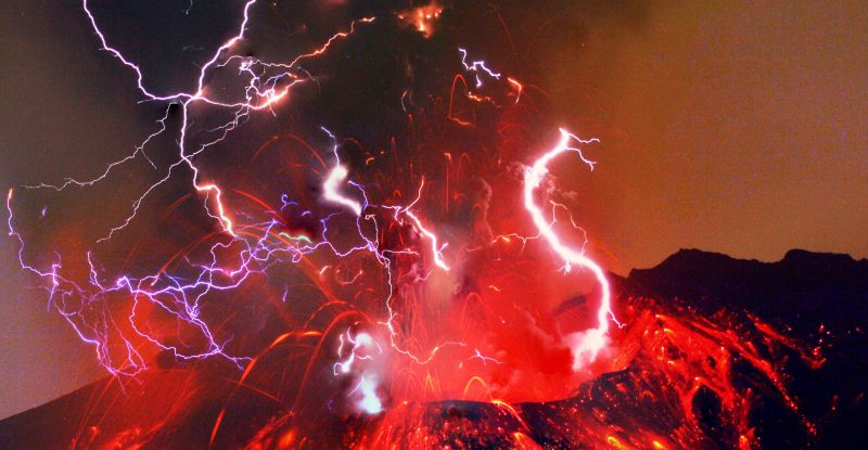 Життя на Землі, можливо, зародилося в хаосі вулканічних блискавок