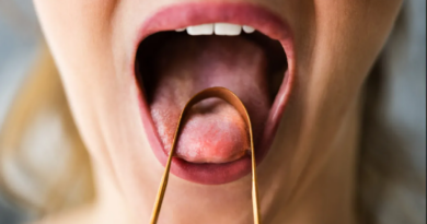 Скребок для язика: Які переваги та як він працює?