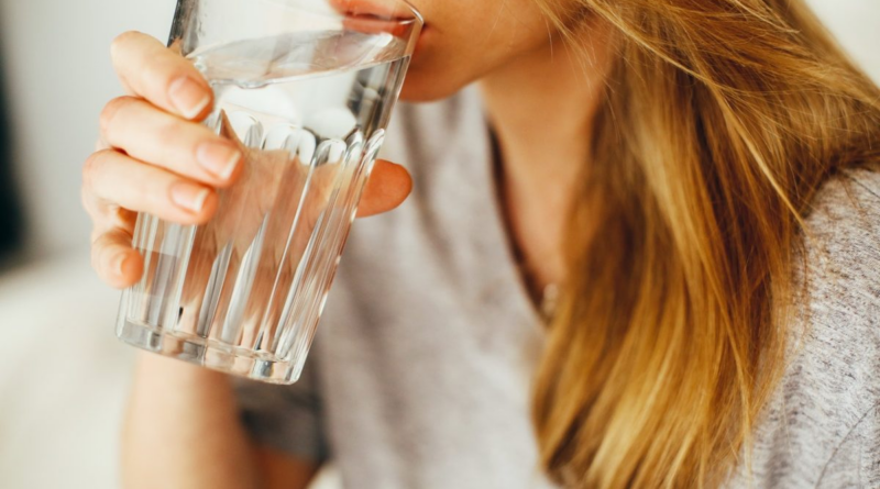 Лікарі розповіли, скільки води краще випивати щодня