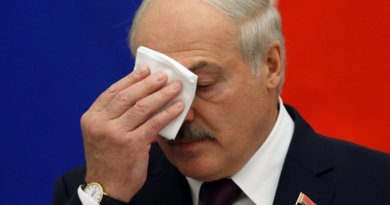 Лукашенко подарував президенту Зімбабве зламаний трактор