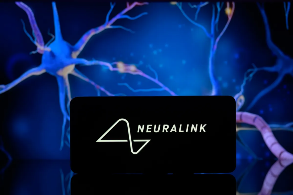 Перша людина з мозковим чіпом Neuralink керує комп'ютерною мишкою силою думки