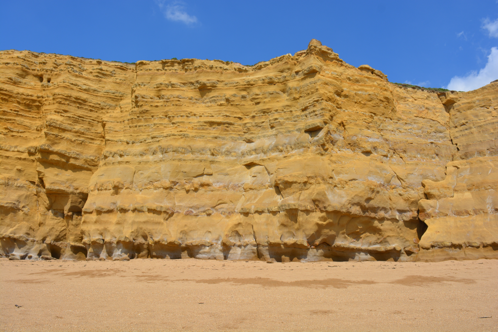 Ділянка скелі вздовж узбережжя Юрського періоду, де видно його шари