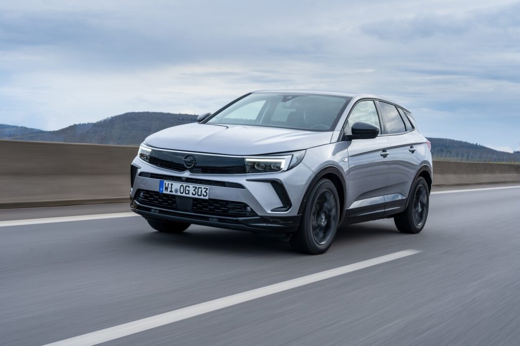 Кроссовер Opel Grandland получил ещё одну гибридную версию Hybrid