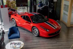 Подивіться на суперкар Ferrari 458 Italia з двома кермами і без двигуна