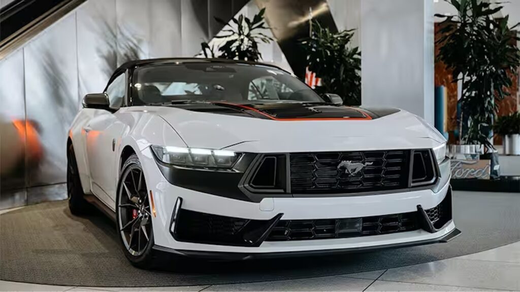 Ford построил единственный в мире кабриолет Mustang Dark Horse