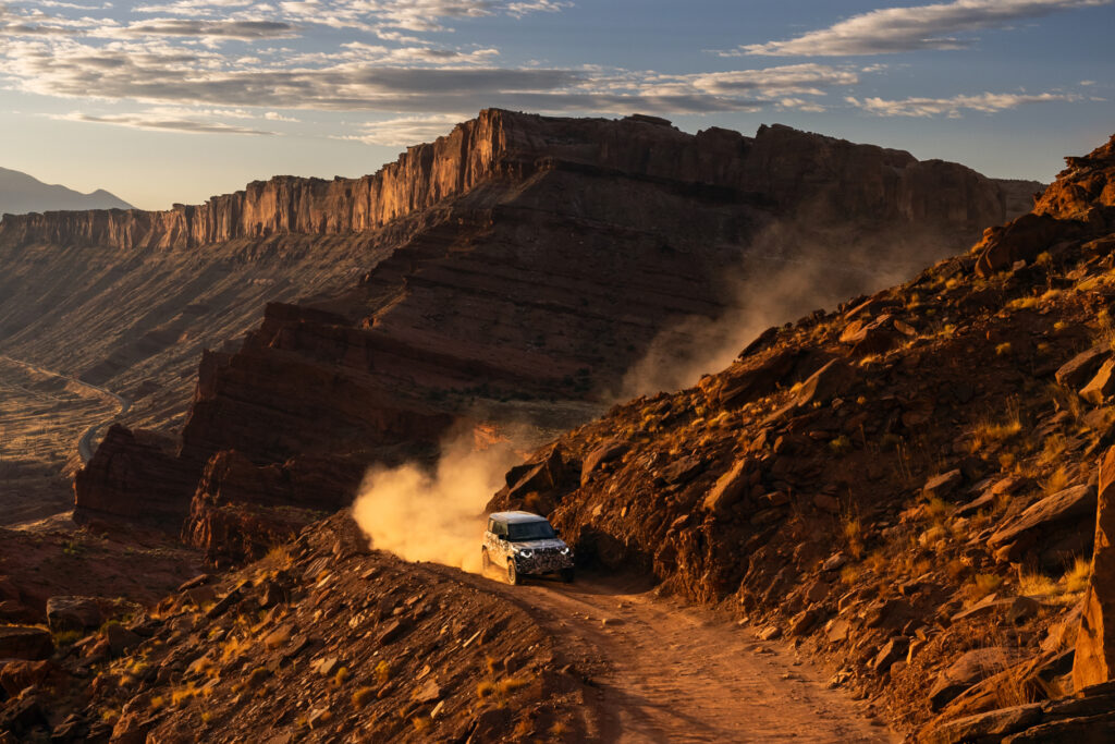 Компанія Land Rover готує потужний і швидкий Defender Octa з мотором BMW