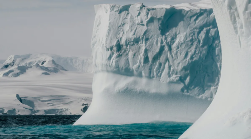 Антарктичний льодовик тріскається зі швидкістю 128 кілометрів на годину