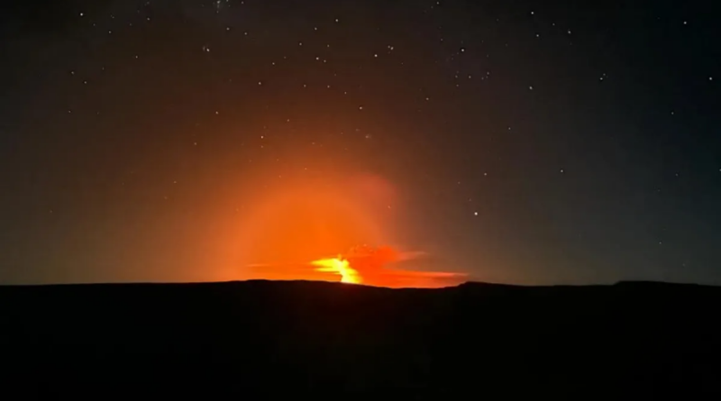 Видовищне виверження вулкану на Галапагоських островах освітило опівнічне небо
