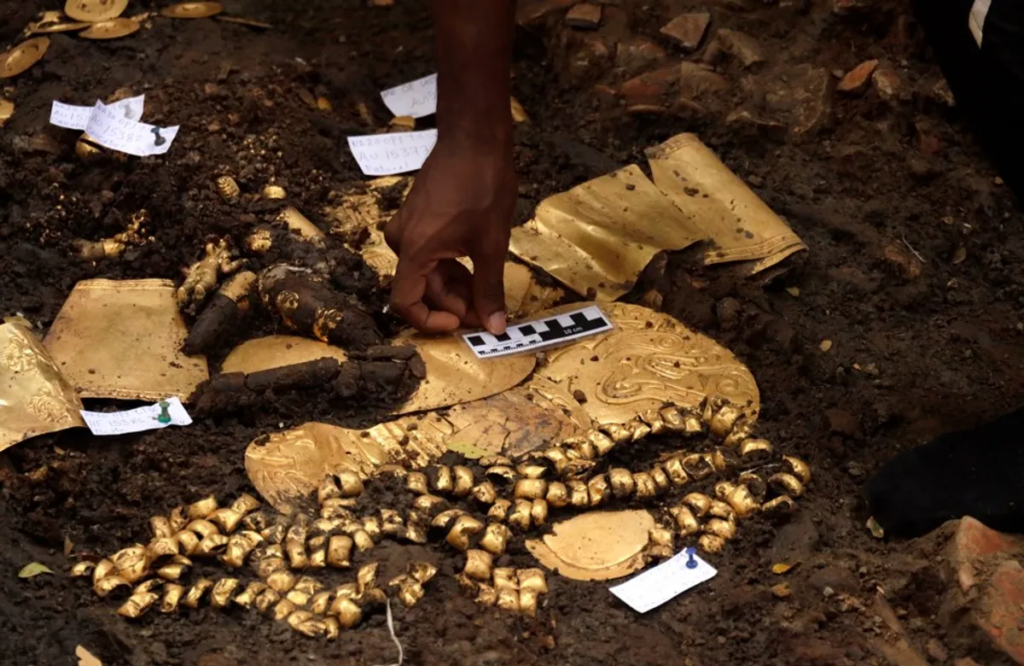 Сліпучі золоті скарби знайдено в 1300-річній гробниці в Панамі