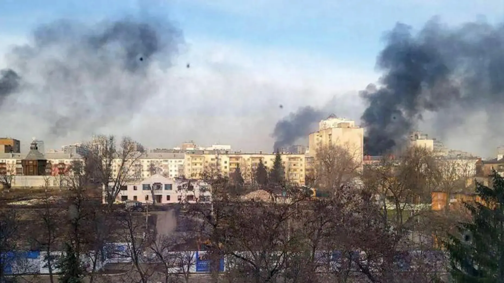 "Паніки немає". У Бєлгородській області після ранкових вибухів масово закривають ТЦ
