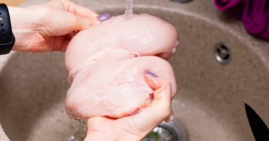 Чи потрібно мити курку перед приготуванням?