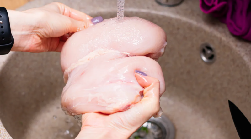 Чи потрібно мити курку перед приготуванням?