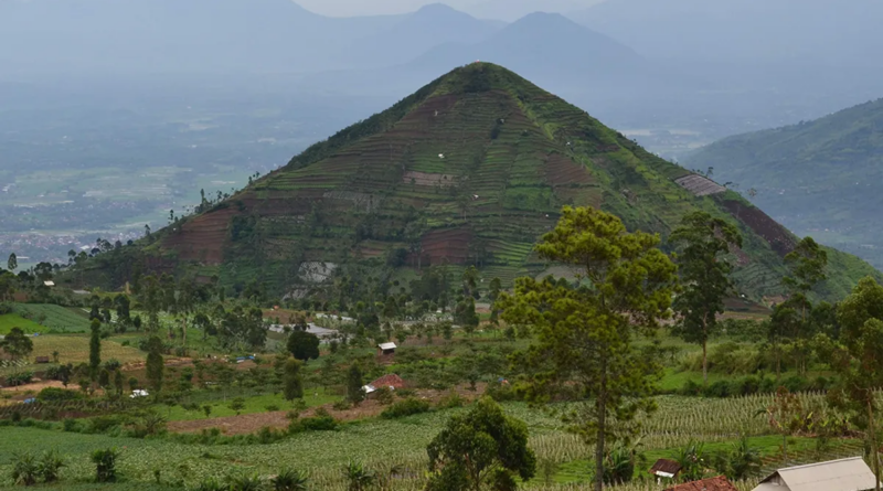 Дослідження, яке стверджувало, що люди побудували 25-тисячолітню піраміду в Індонезії, видалено з журналу