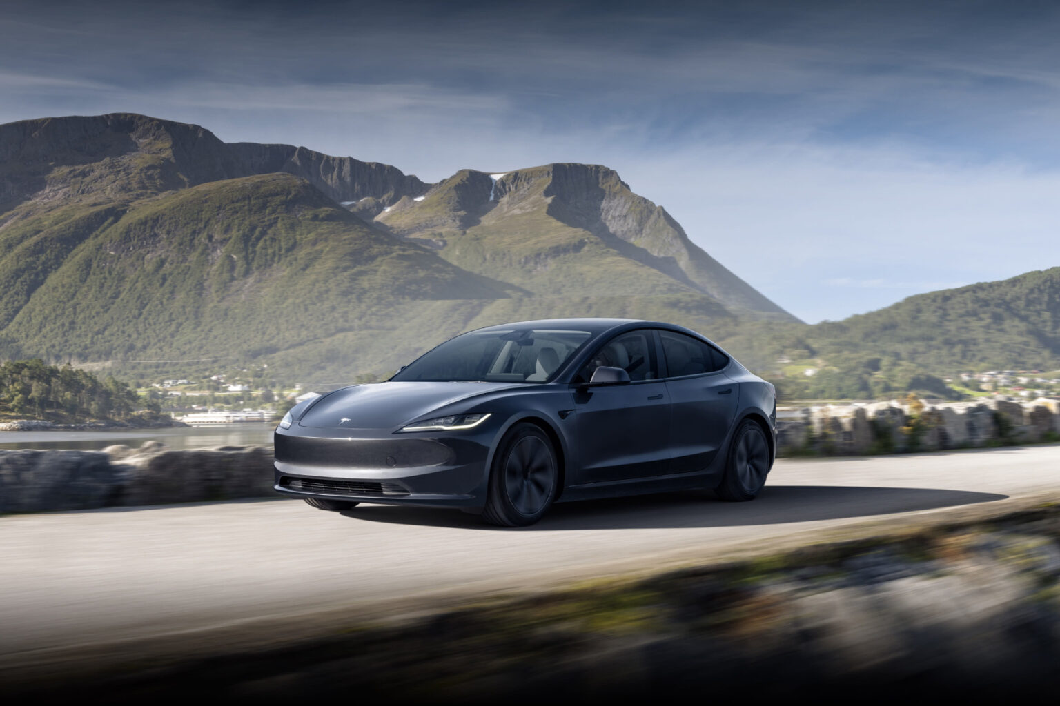 Продажи электромобилей Tesla рухнули впервые с 2020 года