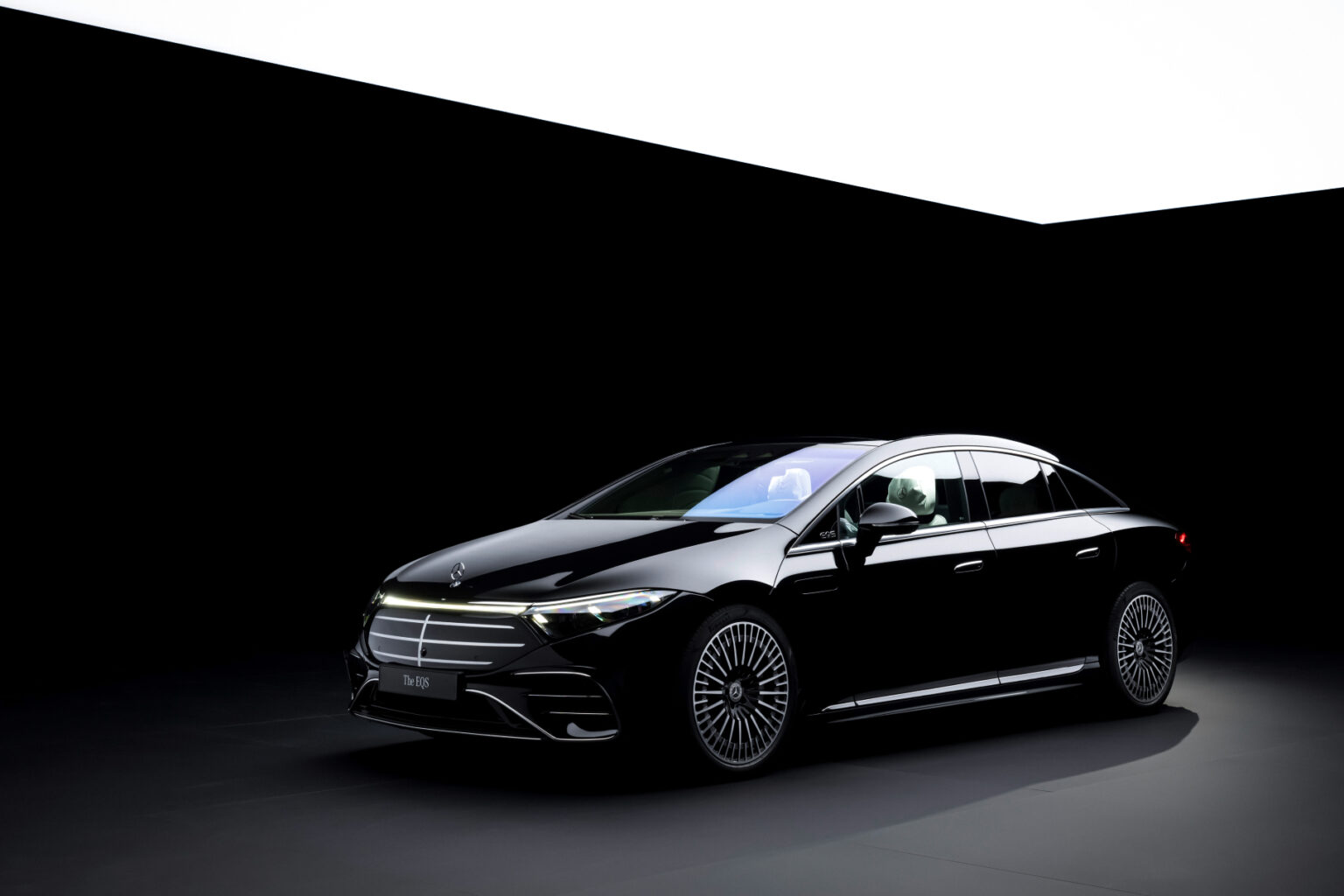 Mercedes-Benz EQS оновився на тлі падіння продажів