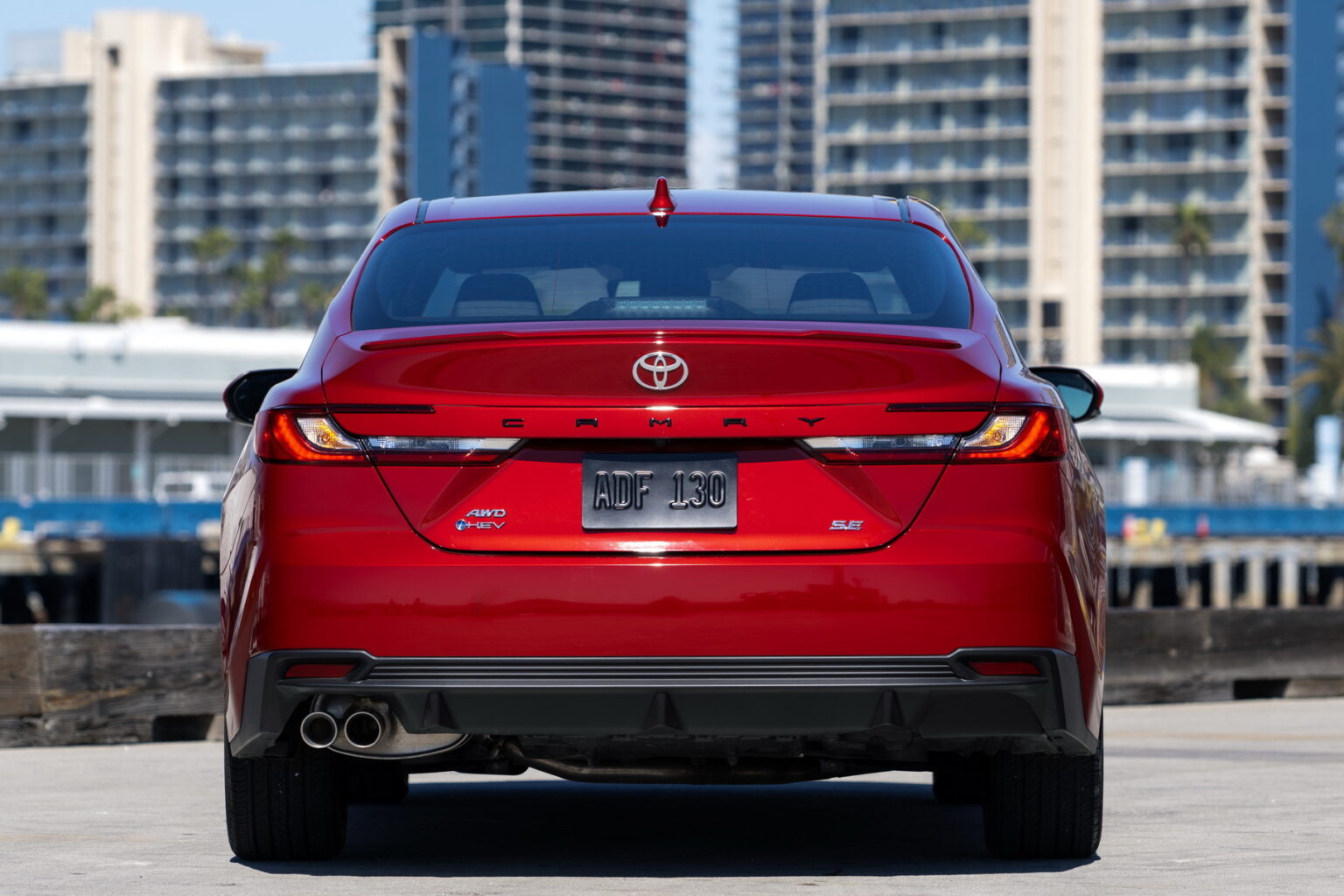 Toyota пояснила, чому нова Camry XV80 буває тільки гібридом