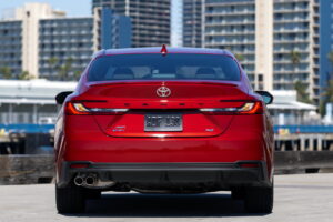 Toyota пояснила, чому нова Camry XV80 буває тільки гібридом