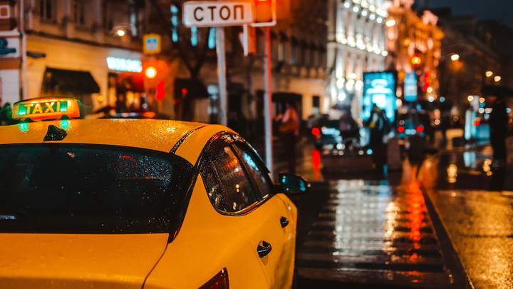Заборона на керування таксі для українців може призвести до різкого подорожчання таксі в Польщі