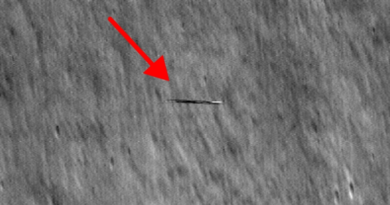 NASA зафіксувало об'єкт у формі дошки для серфінгу, що пролітає повз Місяць