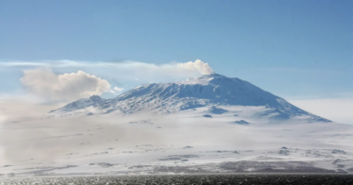 Найпівденніший у світі діючий вулкан в Антарктиді викидає золотий пил